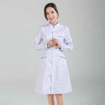 Медсестры носят весенние белые халаты с длинными рукавами и открытым воротником-стойкой, розовую женскую рабочую одежду в больничной аптеке, косметическую одежду